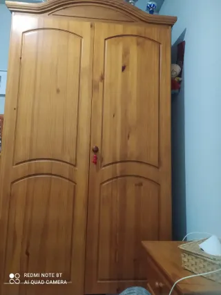Armario de madera maciza