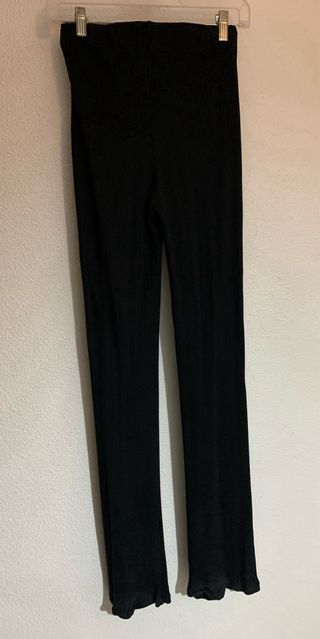 Pantalón negro ancho acanalado
