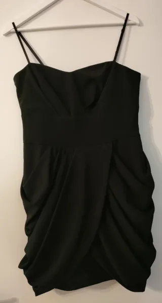 Vestito nero elegante con spalline