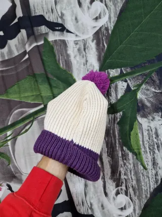 Cappello lana Puma bianco e viola con pompon