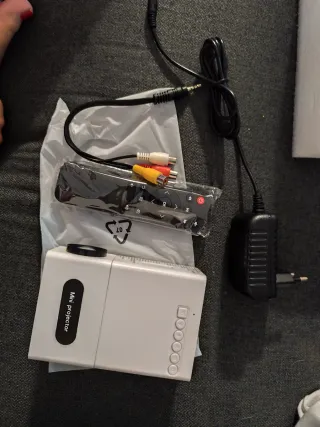 Mini Proyector LED Rosa y Blanco