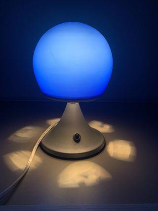 Lampada da comodino soffusa viola