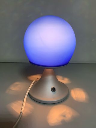 Lampada da comodino soffusa viola