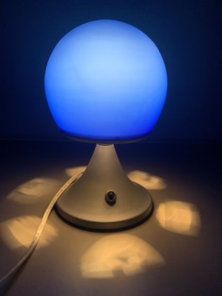 Lampada da comodino soffusa viola