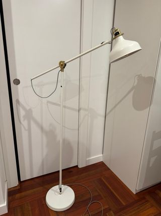 Lámpara de pie blanca y dorada