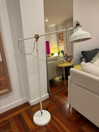 Lámpara de pie blanca y dorada