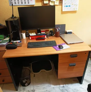 Escritorio con cajonera colgante