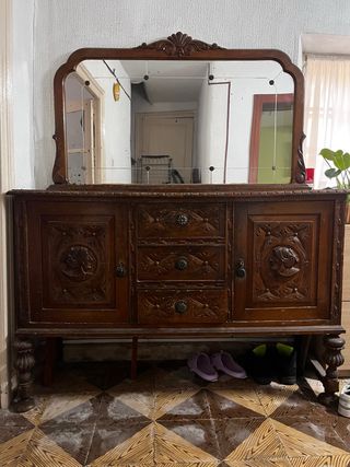 Mueble aparador antiguo de madera con espejo