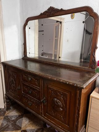 Mueble aparador antiguo de madera con espejo