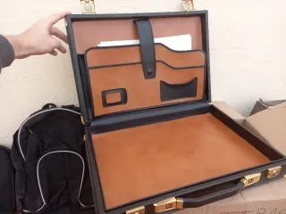 Maletínes y mochila negro y marrón