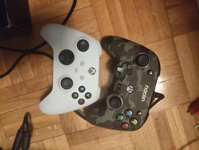 Xbox Series S + 2 controller
