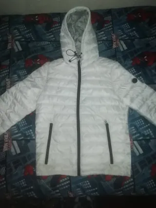 Chaqueta acolchada Bershka blanca