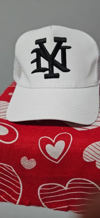 Cappello bianco da baseball in rete