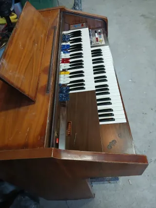 Piano antiguo de madera