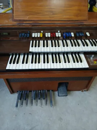 Piano antiguo de madera