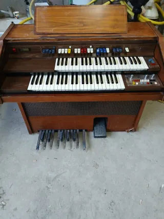 Piano antiguo de madera