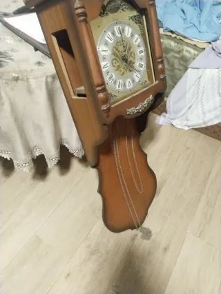 Reloj de pared antiguo de madera