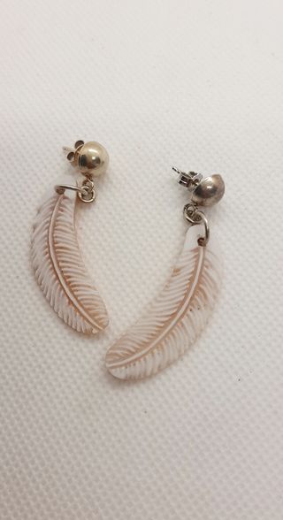 Orecchini pendenti a forma di piuma