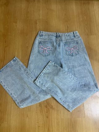 Vaqueros con detalle de lazo rosa