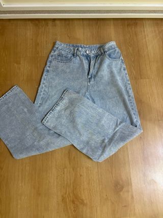 Vaqueros con detalle de lazo rosa