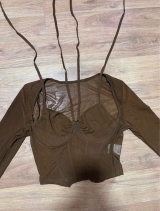 Top marrón de malla con escote halter