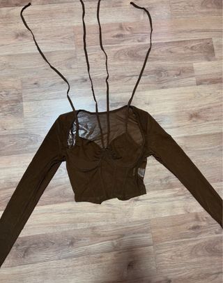 Top marrón de malla con escote halter