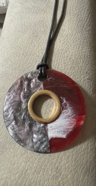 Colgante redondo multicolor con aro dorado