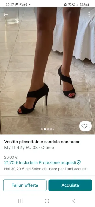 Vestito corto con sandali neri