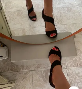 Vestito corto con sandali neri