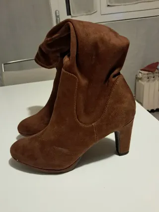 Stivali in camoscio sintetico marrone