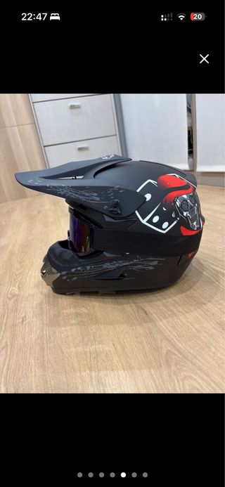 Casco de moto negro con gafas