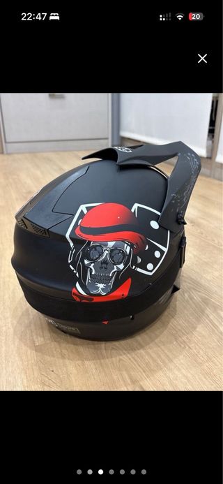 Casco de moto negro con gafas