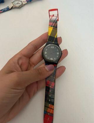 Orologio colorato con quadrante nero