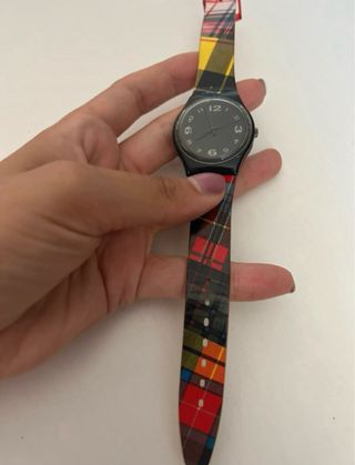 Orologio colorato con quadrante nero