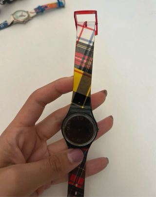 Orologio colorato con quadrante nero