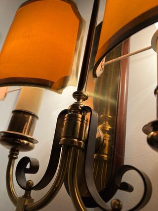 Lámpara de pared antigua dorada