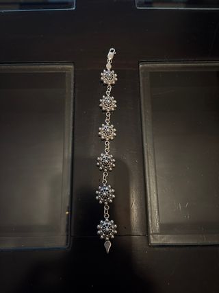 Pulsera de plata con diseño floral