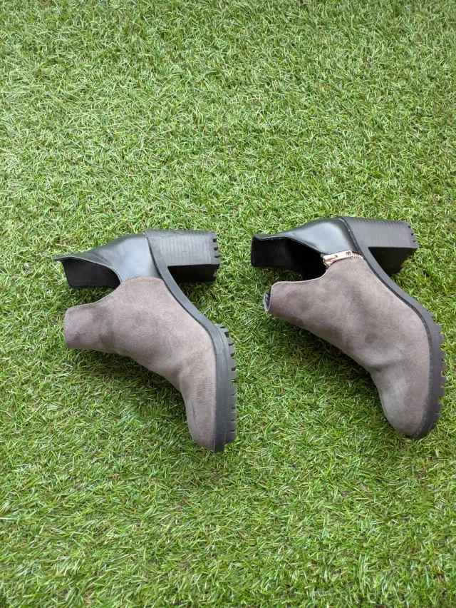 Botines Zara – Talla 40 (gris / negro)