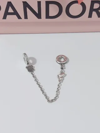 Cadena de seguridad Pandora mariposa y pie