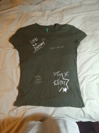 Camiseta verde con estampados