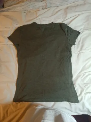 Camiseta verde con estampados