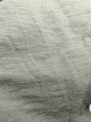 Camiseta verde con estampados