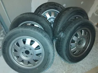 5 ruedas con llantas.una caducada