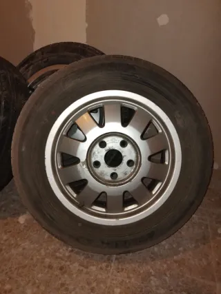 5 ruedas con llantas.una caducada