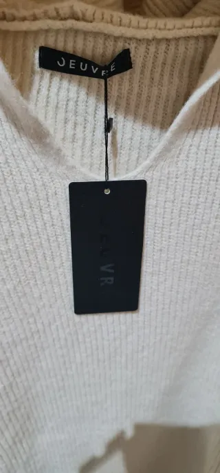 Vestido con capucha de punto beige talla única.