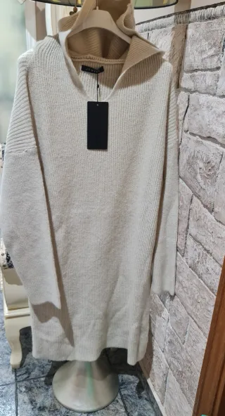 Vestido con capucha de punto beige talla única.