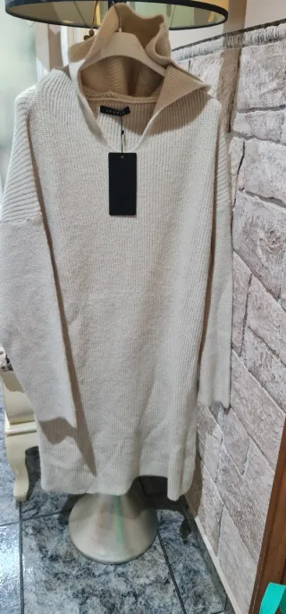 Vestido con capucha de punto beige talla única.
