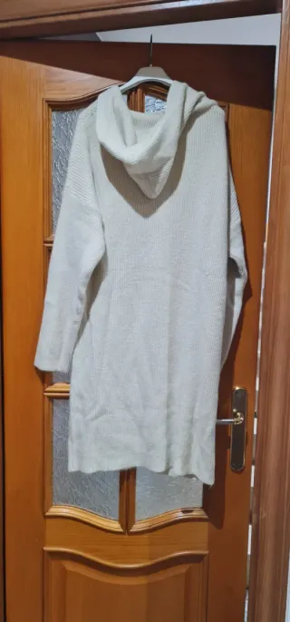 Vestido con capucha de punto beige talla única.