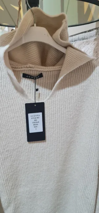 Vestido con capucha de punto beige talla única.