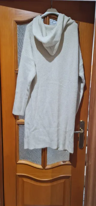 Vestido con capucha de punto beige talla única.
